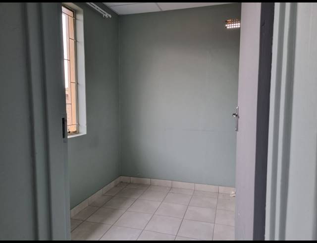 55M² OFFICE TO LET IN WHITE RIVER CENTRAL